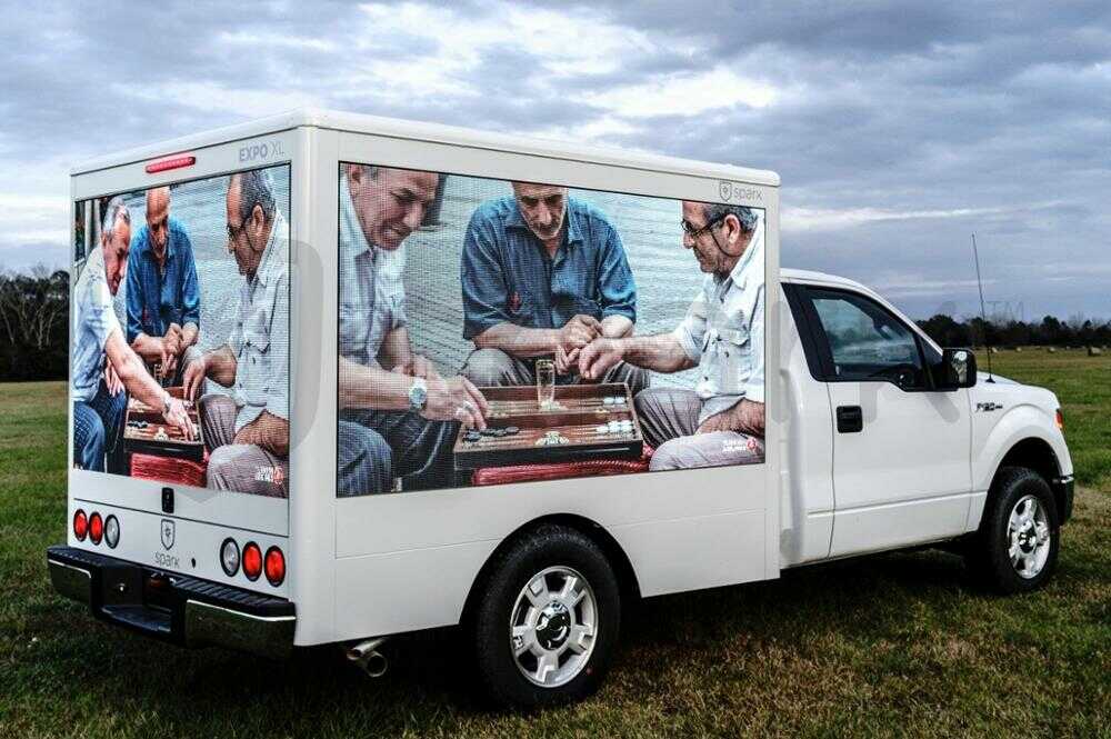 Quảng cáo di động kỹ thuật số trên xe tải đưa công nghệ vào quảng cáo